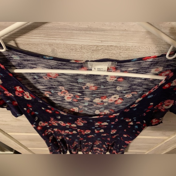 Urban Outfitters (Cooperative) Navy Blue Top w Flowers - Picture 2 of 3